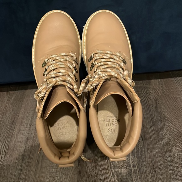 Lug sole boots - Picture 3 of 8